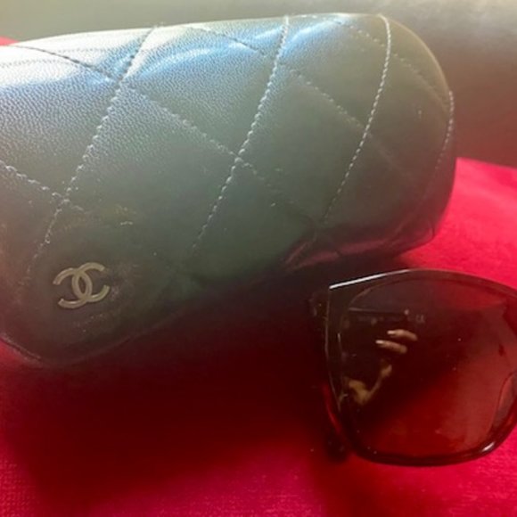 Preowned Women\'s Chanel sunglasses in tortoise color main image 8